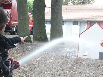Die jüngeren Besucher des Aktionstags konnten sich im Zielspritzen üben.     Foto: Richard Sänger