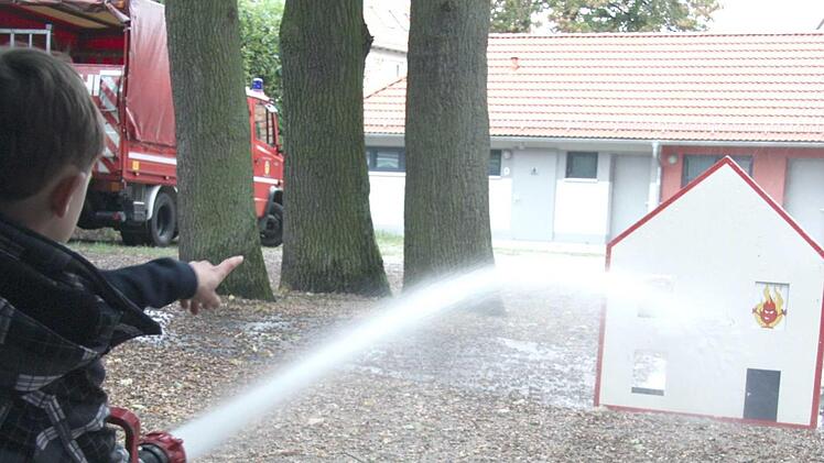 Die jüngeren Besucher des Aktionstags konnten sich im Zielspritzen üben.     Foto: Richard Sänger