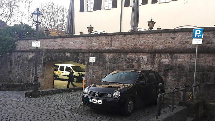 Die Lüftungsanlage kommt in die Tiefgarage unterhalb der Ratskeller-Terrasse, ebenso wie Müllcontainer. Die städtischen Fahrzeuge müssen sich einen neuen Platz suchen.  Foto: Bernhard Panzer