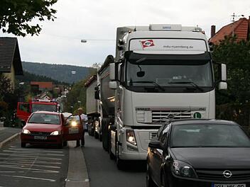 Umgehungen sind umstritten, denn oft werden Lärm und Abgase nur auf andere Anwohner umgewälzt.   BR-Archiv