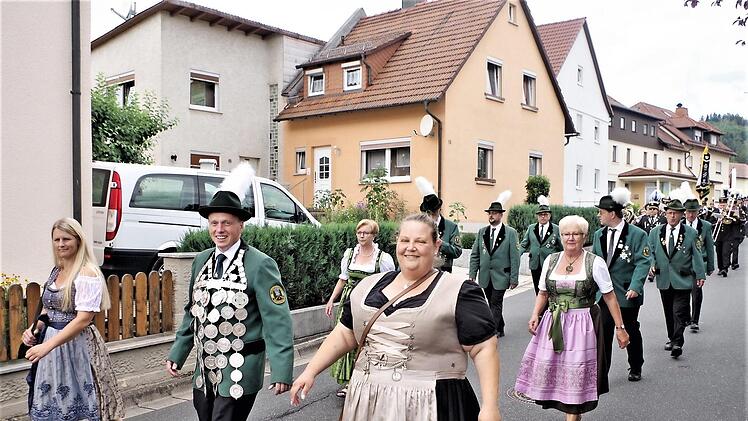 Bürgermeister Thomas Löffler führte die Steinbacher Schützen an.  Fotos: Gerd Fleischmann