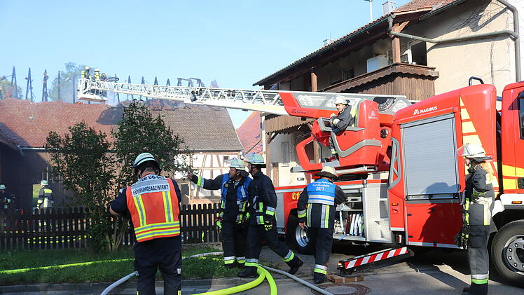 Wohnhaus und Lagerhalle stehen in Flammen: Mehrere Bewohner und Feuerwehrleute verletzt
