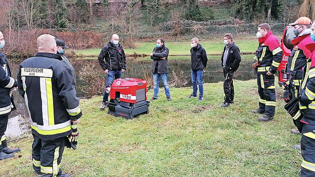 In die Details der neuen Pumpentechnik wies Stefan Ludwig (an der Pumpe) die Wehrleute aus K&uuml;ps und Oberlangenstadt ein. Die neue Schutzausstattung wird von den drei Wehrm&auml;nnern ganz rechts im Bild bereits getragen. Foto: pr