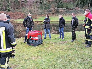 In die Details der neuen Pumpentechnik wies Stefan Ludwig (an der Pumpe) die Wehrleute aus Küps und Oberlangenstadt ein. Die neue Schutzausstattung wird von den drei Wehrmännern ganz rechts im Bild bereits getragen. Foto: pr