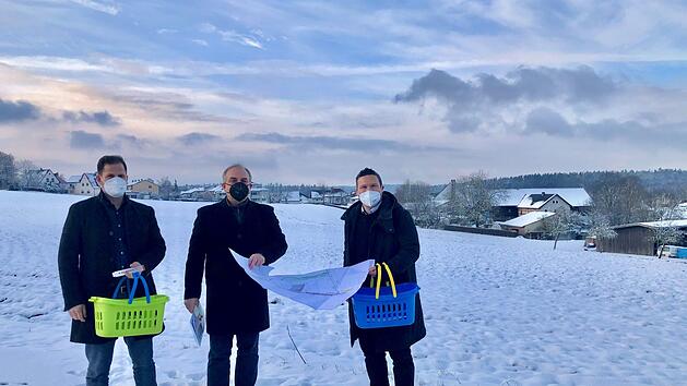 Vor der Gemeinderatssitzung am Dienstag sind Bauamtsleiter Marten B&uuml;ttner, Investor Frank Schellenberg und B&uuml;rgermeister Martin Finzel noch einmal vor Ort in Schorkendorf. Foto: Gemeinde Ahorn/Christine Blinzler