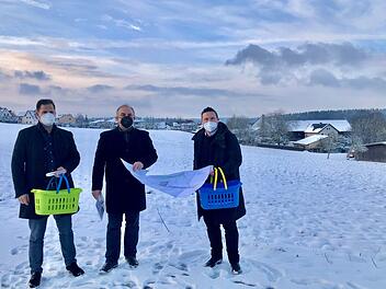 Vor der Gemeinderatssitzung am Dienstag sind Bauamtsleiter Marten Büttner, Investor Frank Schellenberg und Bürgermeister Martin Finzel noch einmal vor Ort in Schorkendorf. Foto: Gemeinde Ahorn/Christine Blinzler