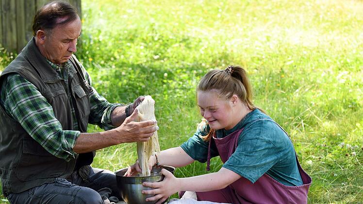 Sie hatten zwar einen schlechten Start, aber Claire (Amelie Gerdes) und Gremme (Alexander Held) finden im Laufe des Films zueinander - obwohl sie unterschiedlicher nicht sein k&ouml;nnten.
