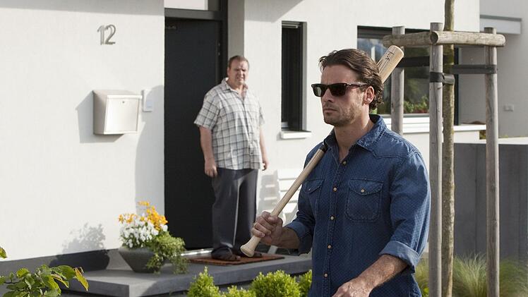 Jan (Stephan Luca, links, mit Felix V&ouml;rtler) reicht's! Bewaffnet mit einem Baseballschl&auml;ger, zeigt er seinen Nachbarn, wie viel Mann in ihm steckt.