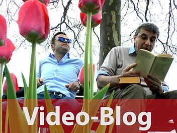 Rudolf Görtler und Christoph Hägele verlegen ihren Video-Blog ins Freie und huldigen dem Frühling - auf ihre ganz eigene Weise. Foto: Christian Bauriedel