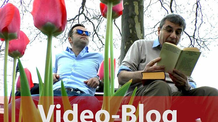 Rudolf Görtler und Christoph Hägele verlegen ihren Video-Blog ins Freie und huldigen dem Frühling - auf ihre ganz eigene Weise. Foto: Christian Bauriedel