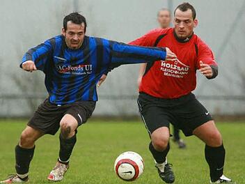 Voll auf den Ball fixiert: Vitor do Adro (links/rechts Björn Bergmann vom SV Motschenbach), damals noch Spielertrainer beim BSC Kulmbach, wird nächste Saison Cheftrainer beim TSC Mainleus. Foto: Tina Endres