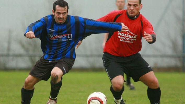 Voll auf den Ball fixiert: Vitor do Adro (links/rechts Björn Bergmann vom SV Motschenbach), damals noch Spielertrainer beim BSC Kulmbach, wird nächste Saison Cheftrainer beim TSC Mainleus. Foto: Tina Endres