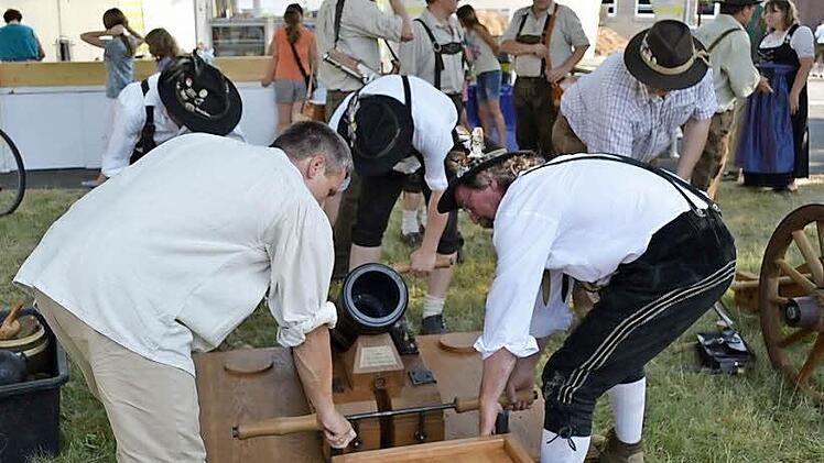 Ganz schön schwer, dieser Mörser, der nach historischem Vorbild gebaut wurde.