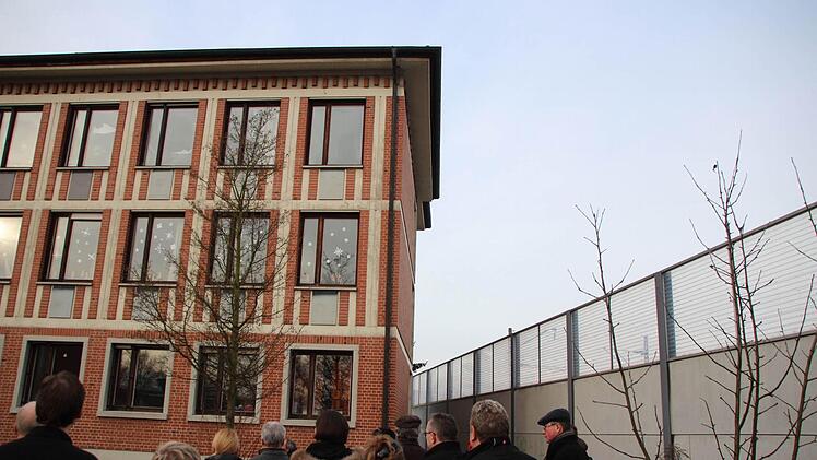 Stadt- und Kreisräte machten sich am Dienstag ein Bild vom Lärmschutz an der Adalbert Stifter Schule.  Foto: Roepert