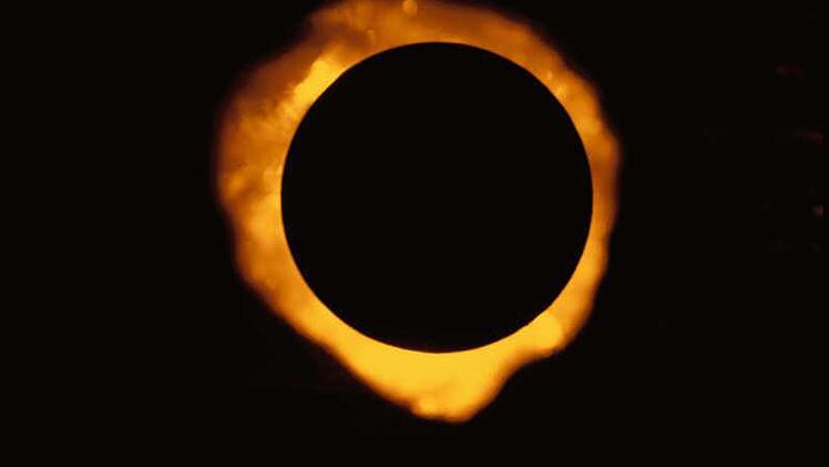 Bei einer totalen Sonnenfinsternis - wie hier am 29. März 2006 über Ägypten schiebt sich der Mond vor die Sonne. Foto: dpa/Solar Eclipse