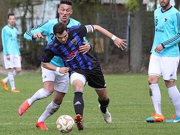 Der Forchheimer Mergim Bajrami und der Erlanger Karlheinz Wiesenmayer beharken sich im Mittelfeld. Der Jahn-Jungspund trug mit seinem 2:0 entscheidend zum Derby-Sieg bei. Fotos: Uwe Kellner