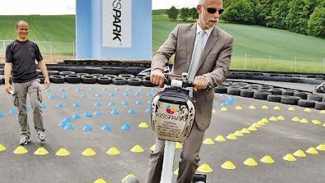 Oberbürgermeister Kay Blankenburg (SPD) zeigt auf dem Segway Standfestigkeit und Lenkungsvermögen.