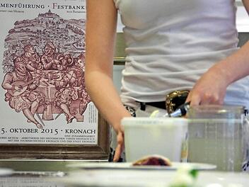 Noch wird in der Tourismusschule Strudel mit Eis angerichtet. Das Renaissance-Festbankett wirft jedoch schon seine Schatten voraus. Im Hintergrund ist das Ankündigungsplakat zu sehen. Fotos: Marco Meißner