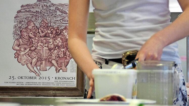 Noch wird in der Tourismusschule Strudel mit Eis angerichtet. Das Renaissance-Festbankett wirft jedoch schon seine Schatten voraus. Im Hintergrund ist das Ankündigungsplakat zu sehen. Fotos: Marco Meißner