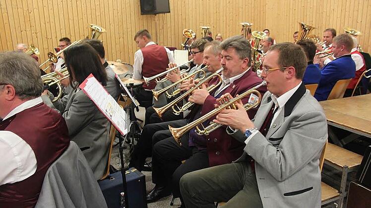 Bei der Verabschiedung von Bürgermeister Klaus Löffler mit der Musikkapelle Kehlbach  Foto: Veronika Schadeck
