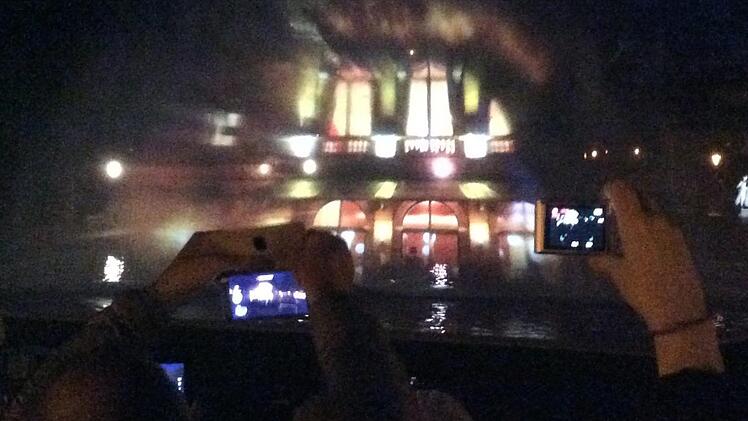 Bestaunt und gefilmt: Mehrere hundert Besucher kamen zu den ersten Vorführungen der neuen Show, viele von ihnen filmten und fotografierten mit dem Smartphone. Foto: Ralf Ruppert