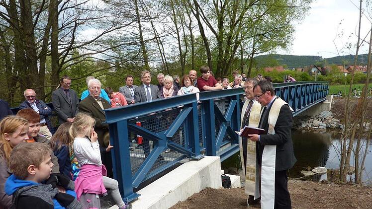 Der 23 Meter breite Engelessteg ist über den Haßlachfluss durch die beiden Geistlichen Hans-Michael Dinkel und Michael Foltin eingeweiht worden. Mit im Bild auch Bürgermeister Rainer Detsch. Im Hintergrund ist Reitsch sichtbar. Foto: Gerd Fleischmann