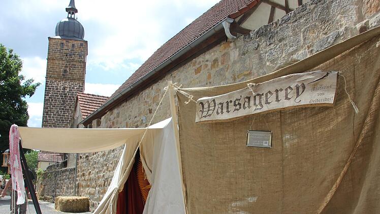 Ein Wahrsager hat auch seine Zelte aufgeschlagen.Foto: Ralf Kestel
