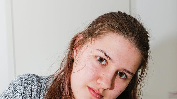 Samantha-Nena (14) will wissen, ob Thorsten Trantow immer Lust hat, zu zeichnen. "Ja, wie in jedem anderen Beruf  gibt es solche Momente", erzählt der Zeichner. "Dann hängt man rum, guckt mal ins Internet ... Man ist nicht immer motiviert. Aber wenn mir eine gute Idee einfällt, ist die Motivation ganz groß. Dann will ich sofort zeichnen!" Foto: Matthias Hoch