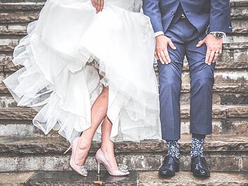 Ein Mann feiert seinen Junggesellenabschied - und erscheint nicht zur Trauung. Er wird vermisst gemeldet und an einem ungew&ouml;hnlichen Ort wieder gefunden. Symbolfoto: Carla Evans for Anne Edgar Photo / pexels.com