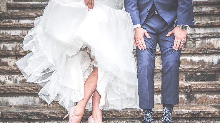Ein Mann feiert seinen Junggesellenabschied - und erscheint nicht zur Trauung. Er wird vermisst gemeldet und an einem ungew&ouml;hnlichen Ort wieder gefunden. Symbolfoto: Carla Evans for Anne Edgar Photo / pexels.com