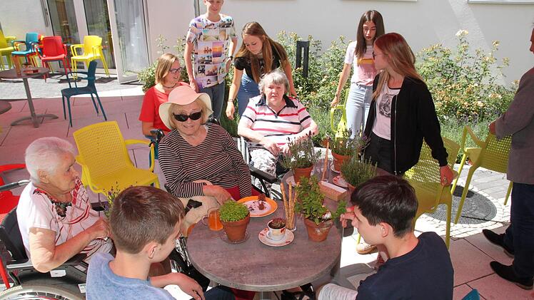 Impressionen vom Besuch der Realschüler im Kulmbacher Awo-Pflegeheim Am Rasen.Dagmar Besand
