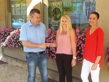 Geschäftsleiter Michael Worschech (links) gratuliert der neuen Standesamtsleiterin Martina Schiefer (Bildmitte) zu ihrer Bestellung. Anita Sitte-Rudolf (rechts) komplettiert als Stellvertreterin das Team im Bad Brückenauer Rathaus. Rolf Pralle