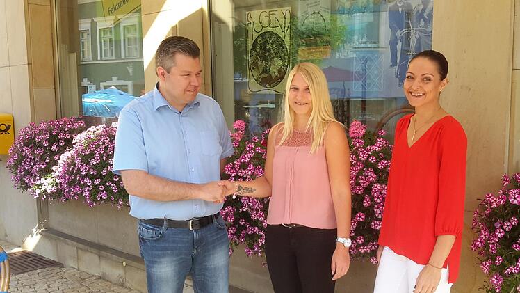 Geschäftsleiter Michael Worschech (links) gratuliert der neuen Standesamtsleiterin Martina Schiefer (Bildmitte) zu ihrer Bestellung. Anita Sitte-Rudolf (rechts) komplettiert als Stellvertreterin das Team im Bad Brückenauer Rathaus. Rolf Pralle