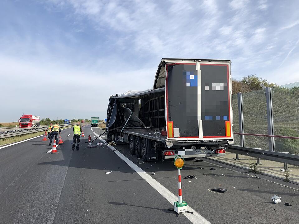 Schwerer Unfall A71: Lkw-Fahrer lebensgefährlich verletzt