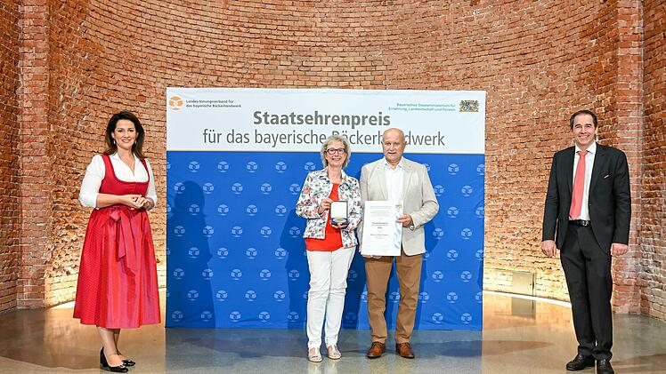 Staatsministerin Michaela Kaniber, Elke und Walter Emmert (Bäckerei Walter Emmert) und Landesinnungsmeister Heinrich Traublinger jun.