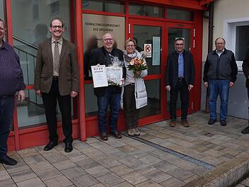 Verabschiedung des langjährigen Geschäftsleiters der Verwaltungsgemeinschaft, Alois Dorn. Das Bild zeigt von links: Bürgermeister Bernold Martin (Schondra), Bürgermeister und VG-Vorsitzender Dieter Muth (Oberleichtersbach), Alois Dorn und Ehefrau Sigrid, Lothar Ziegler (aktueller Geschäftsleiter), der stellvertretende Bürgermeister aus Geroda, Fred Hilsdorf und Bürgermeister Roland Römmelt (Riedenberg). Foto: Marion Eckert