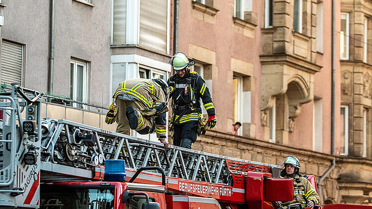 Wohnungsbrand in Mehrfamilienhaus in F&uuml;rth: Eine tote Person geborgen