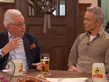 BR-Moderator Hans Werner Kilz (links) begr&uuml;&szlig;te im "Sonntags-Stammtisch" den Schauspieler Hannes Jaenicke.