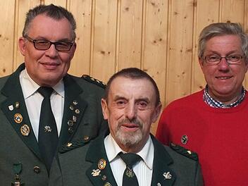 Ehrung langjähriger Mitglieder: Unser Bild zeigt (von links) Wolfgang Purretat, Gottlieb Müller und Konrad Wehner. Foto: Björn Hein
