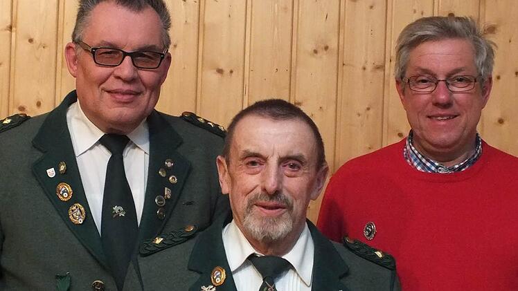 Ehrung langjähriger Mitglieder: Unser Bild zeigt (von links) Wolfgang Purretat, Gottlieb Müller und Konrad Wehner. Foto: Björn Hein