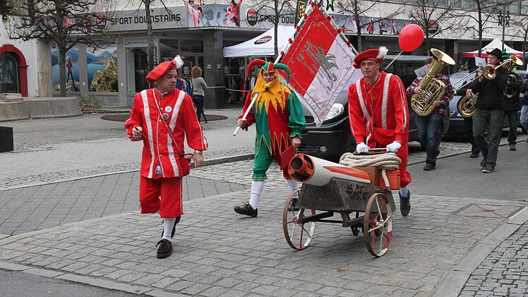 Angeführt von den Kanonieren Norbert Tripke (links) und Mario Zeitler (rechts) sowie dem Kulmbacher Till (Michael Friedrich) und dem Musikverein Burghaig ziehen die Narren durch die Stadt.