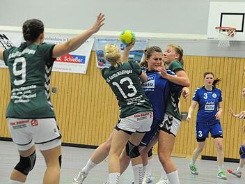 Fast kein Durchkommen für den Gegner: Mit Sabrina Kleinhenz, Nina Barnickel, Franzi Thomas und Julia Albert (von links) kümmert sich gleich ein Quartett der SG Garitz/Nüdlingen um die Erlangerin Mona Walzik. Foto: Hopf