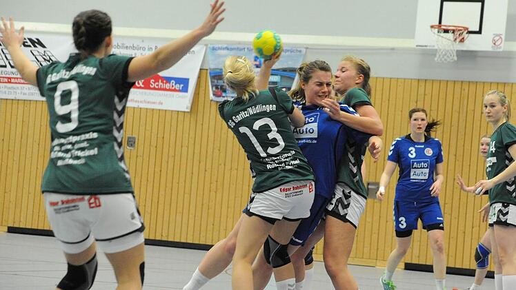 Fast kein Durchkommen für den Gegner: Mit Sabrina Kleinhenz, Nina Barnickel, Franzi Thomas und Julia Albert (von links) kümmert sich gleich ein Quartett der SG Garitz/Nüdlingen um die Erlangerin Mona Walzik. Foto: Hopf
