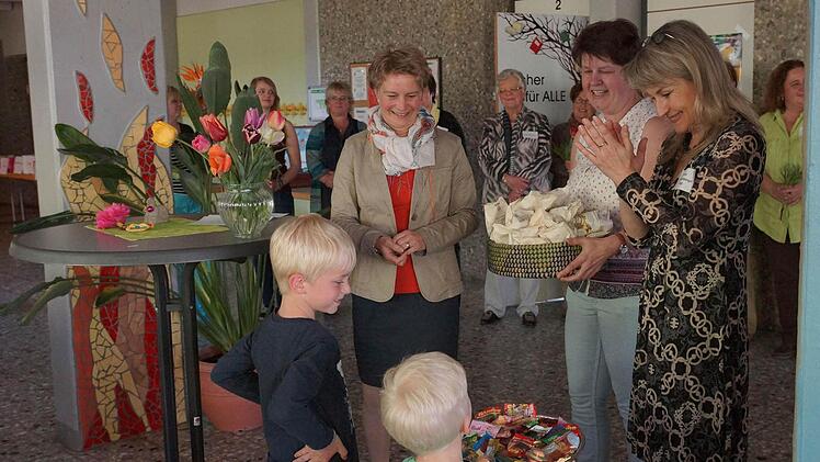 Melanie Dirauf (Michaelsbund bzw. Erzdiözese) mit stv. Büchereileitung Elisabeth Kell und Büchereileiterin Karin Schneiderbanger-Vogt