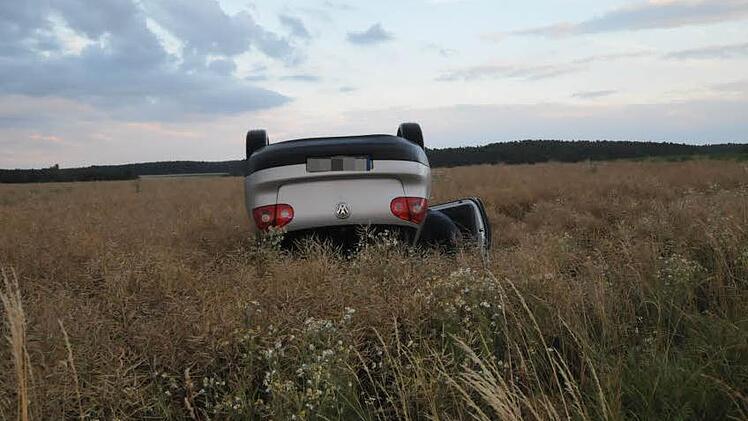 Eine Fahrerin hat sich auf der Kreisstraße zwischen Dondörflein und Herzogenaurach mit ihrem VW-Golf überschlagen und dabei leicht verletzt. Foto: Roland Meister