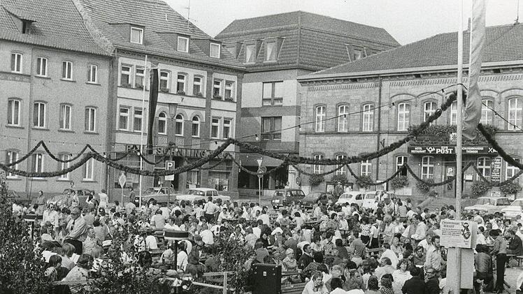 "Weinmarkt" auf dem Marktplatz im Jahr 1976 Fotos: Archiv