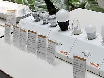 Wie hell brennt welche Lampe, und wie viel Strom braucht sie dabei? Das lässt sich in der Ausstellung erfahren. Regionalmanager Stefan Hinterleitner stört sich nur daran, "dass viele diese Versuchsreihe zuhause fortsetzen wollen": Einige Lampen wurden schon geklaut. Fotos: Simone Bastian