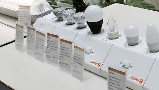 Wie hell brennt welche Lampe, und wie viel Strom braucht sie dabei? Das lässt sich in der Ausstellung erfahren. Regionalmanager Stefan Hinterleitner stört sich nur daran, "dass viele diese Versuchsreihe zuhause fortsetzen wollen": Einige Lampen wurden schon geklaut. Fotos: Simone Bastian