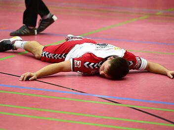 Am Boden: Kapitän Maximilian Schmitt und der HSC Bad Neustadt blamierten sich bei Aufsteiger Northeimer HC. Nach einer 17:11-Halbzeitführung verlor der HSC noch 28:31.  Foto: Anand Anders
