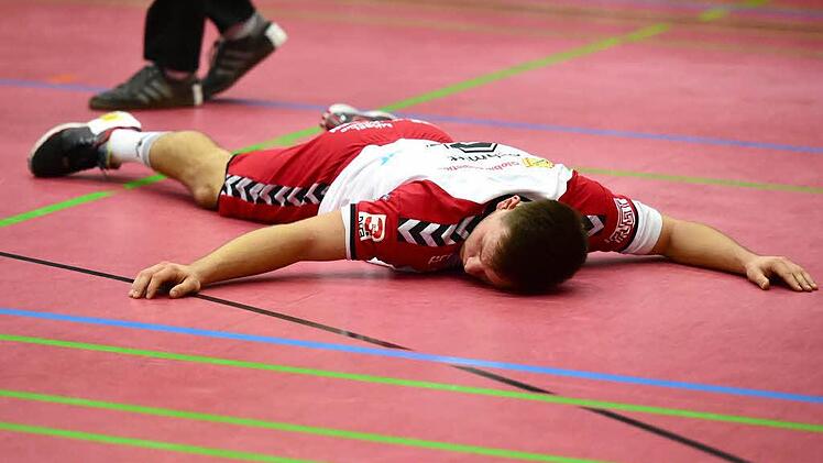Am Boden: Kapitän Maximilian Schmitt und der HSC Bad Neustadt blamierten sich bei Aufsteiger Northeimer HC. Nach einer 17:11-Halbzeitführung verlor der HSC noch 28:31.  Foto: Anand Anders
